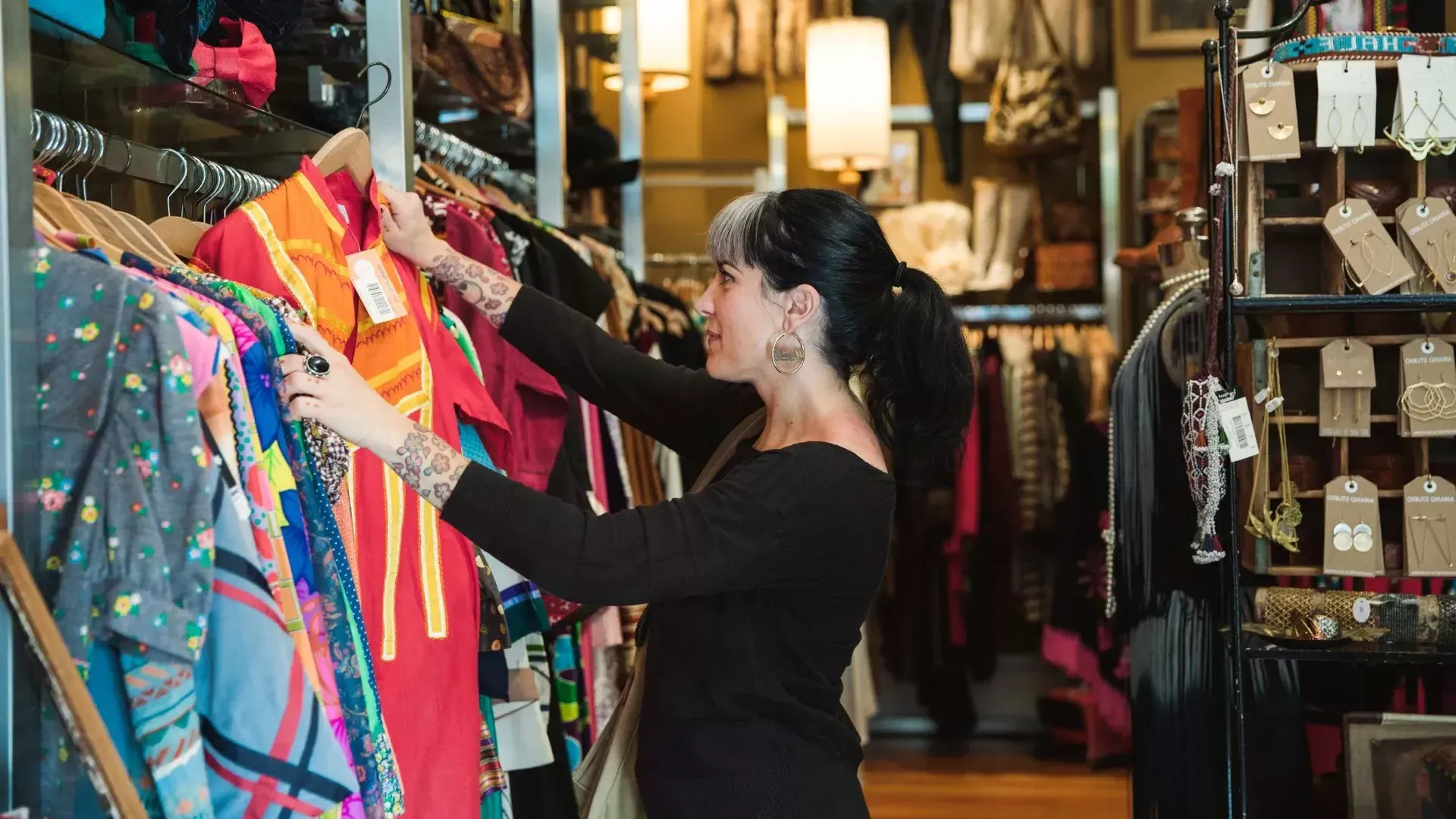 Une femme fait du shopping dans une boutique de San Francisco.