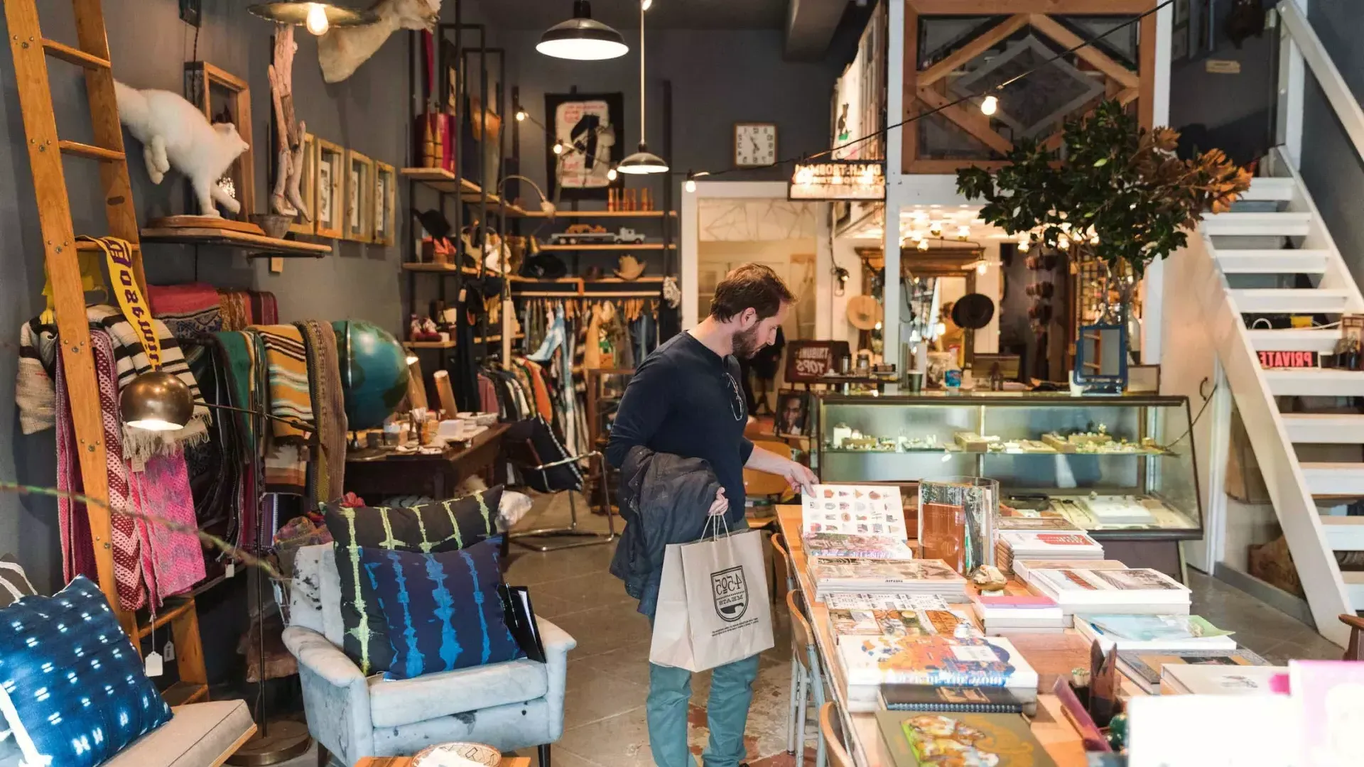 Un homme achète des articles dans une boutique du quartier NoPa de San Francisco.