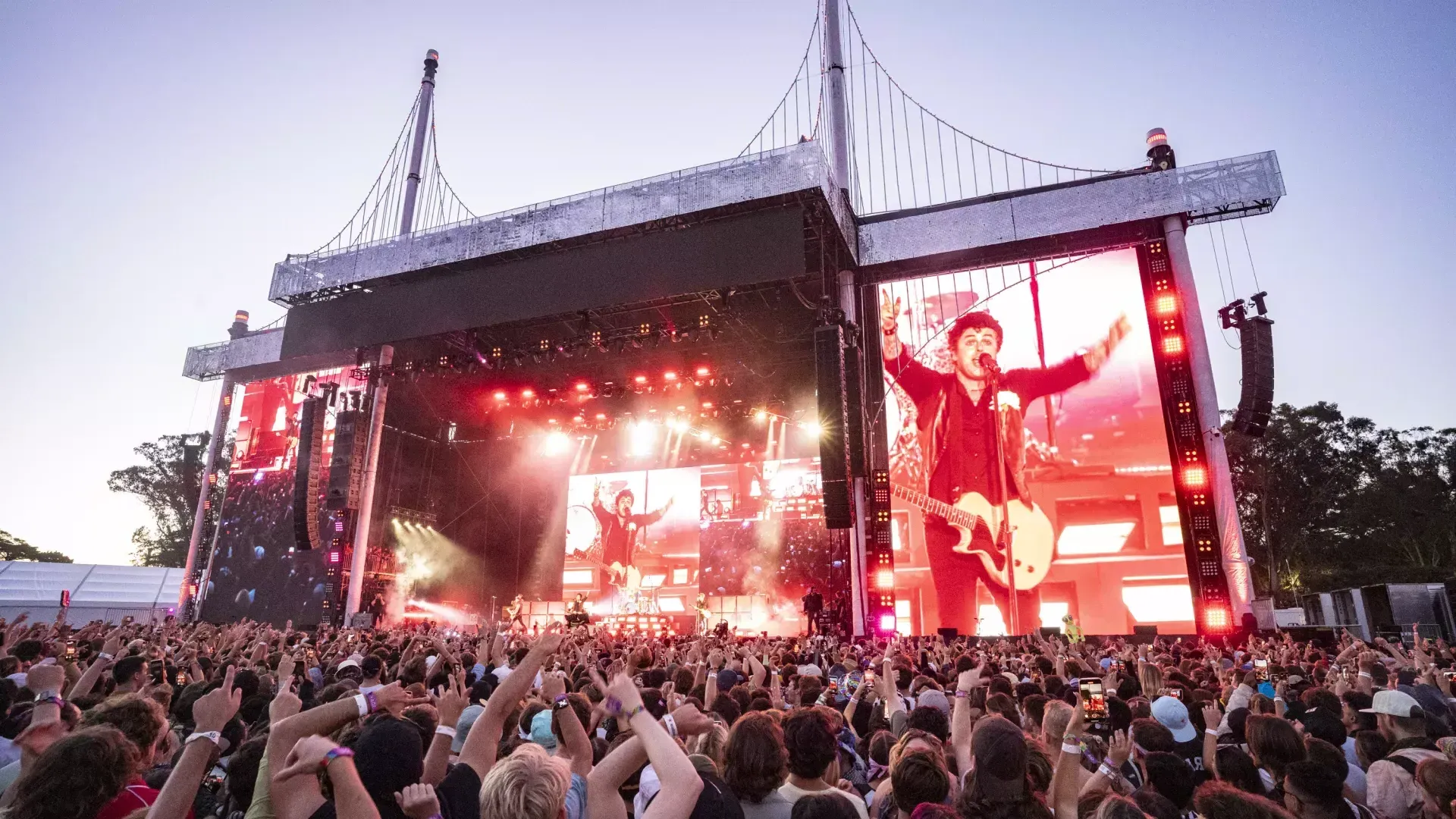 Image du grand écran de Green Day se produisant au festival Outsidelands