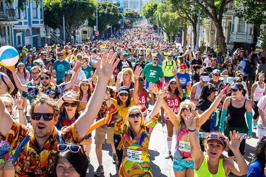 Les coureurs participent à San Francisco's Bay to Breakers.