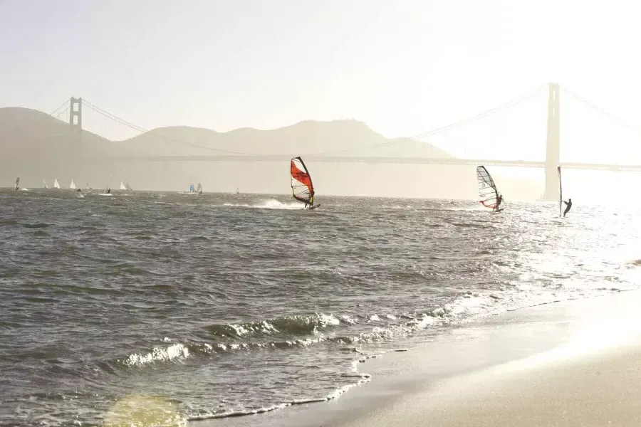 Planches à voile dans la baie de San Francisco, juste à côté de Crissy Field.