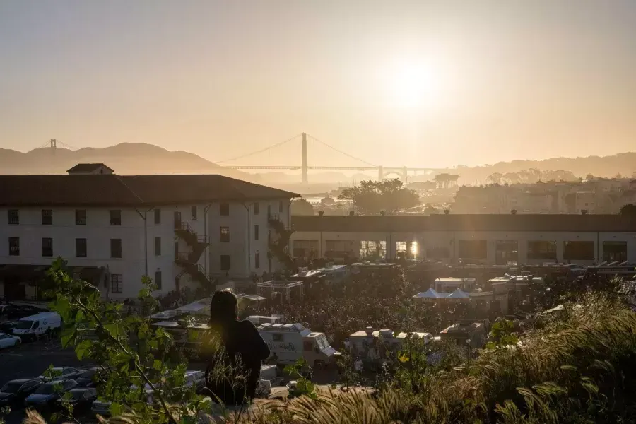 Vue sur Fort Mason et le Golden Gate Bridge au coucher du soleil.