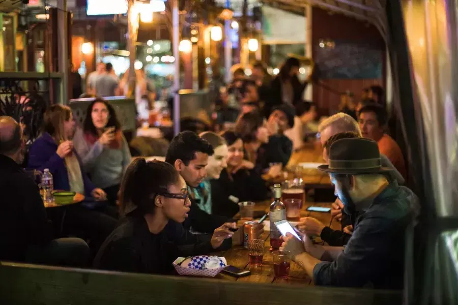 Des gens mangent dans une salle à manger bondée à SoMa. San Francisco, Californie.