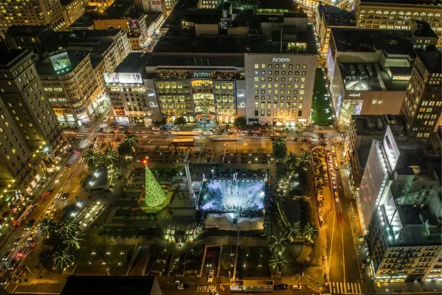 Vue aérienne d'Union Square décorée pour les vacances. San Francisco, Californie.