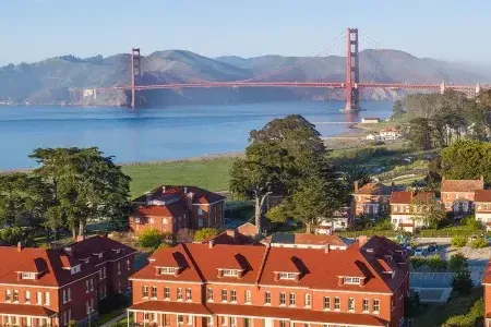 Vue aérienne du Walt Disney Family Museum avec le Golden Gate Bridge en arrière-plan