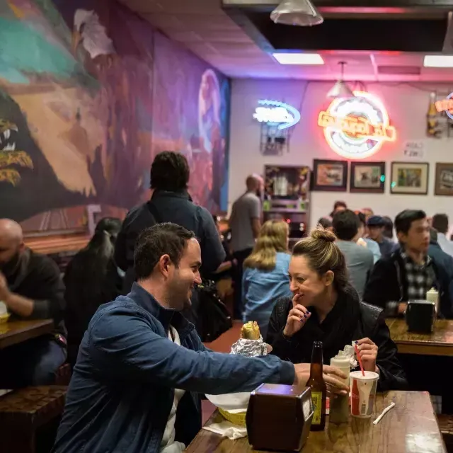 Les visiteurs apprécient la cuisine mexicaine authentique dans le quartier Mission de San Francisco.