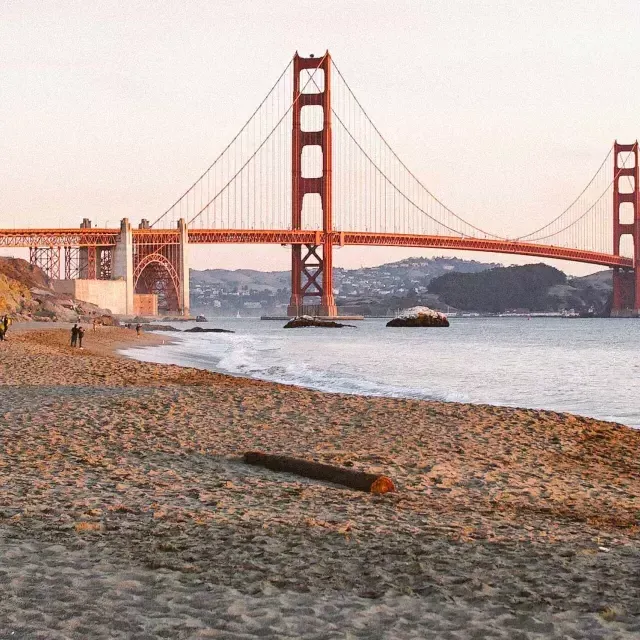 Baker Beach à San Francisco est photographiée avec le Golden Gate Bridge en arrière-plan