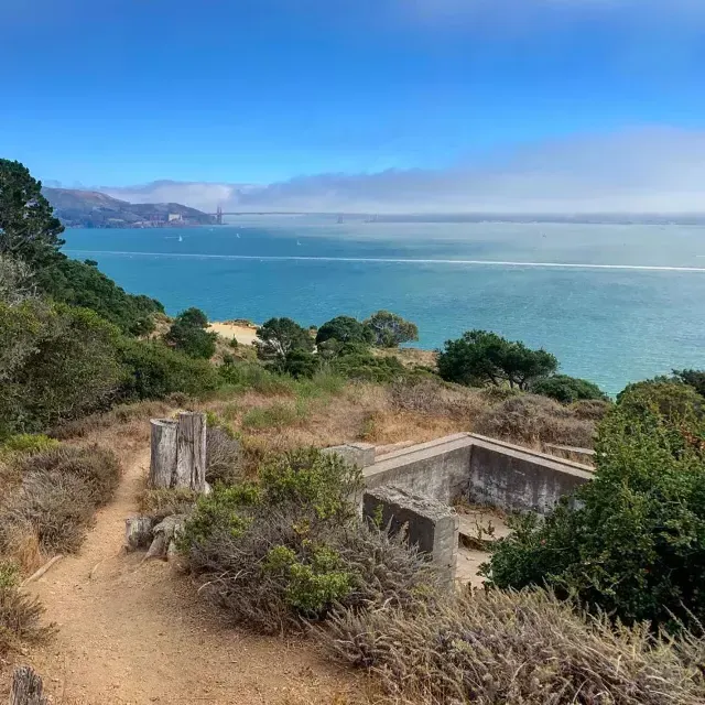 Camping au parc d'État d'Angel Island, surplombant la baie de San Francisco et le Golden Gate Bridge