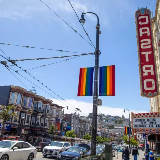 Le quartier Castro de San Francisco, avec le panneau du Castro Theater et les drapeaux arc-en-ciel au premier plan.