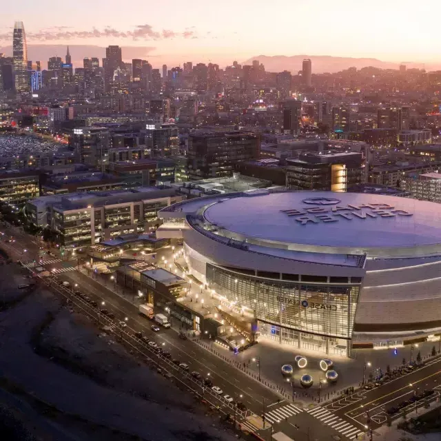 Vue aérienne du Chase Center de San Francisco la nuit.