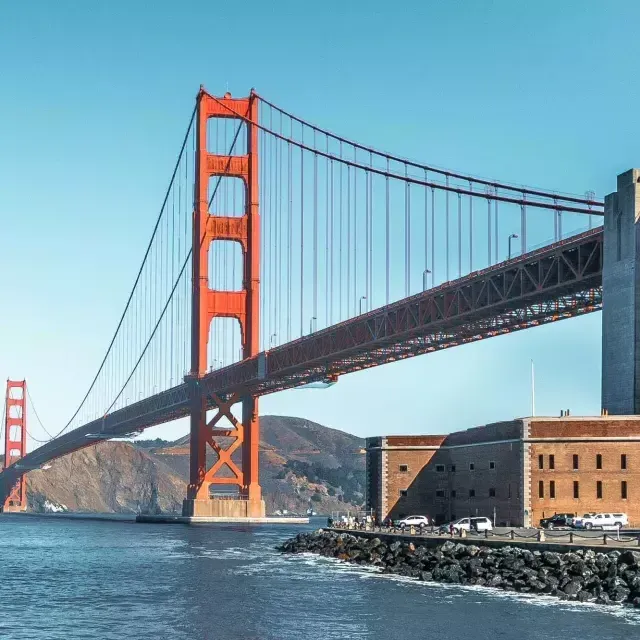 Le Fort Point, datant de l'époque de la guerre civile, se dresse au pied du Golden Gate Bridge.