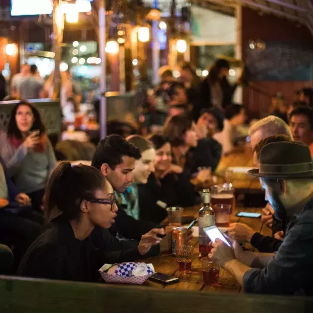 Des gens mangent dans une salle à manger bondée à SoMa. San Francisco, Californie.