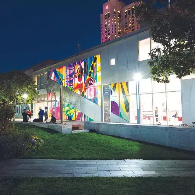 Extérieur du Centre des Arts Yerba Buena la nuit.