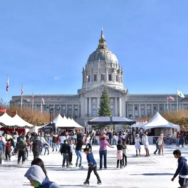 Les patineurs défilent sur la glace de l'une des patinoires saisonnières de San Francisco.